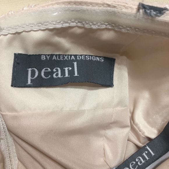 Brand new wedding gown - Picture 5 of 8